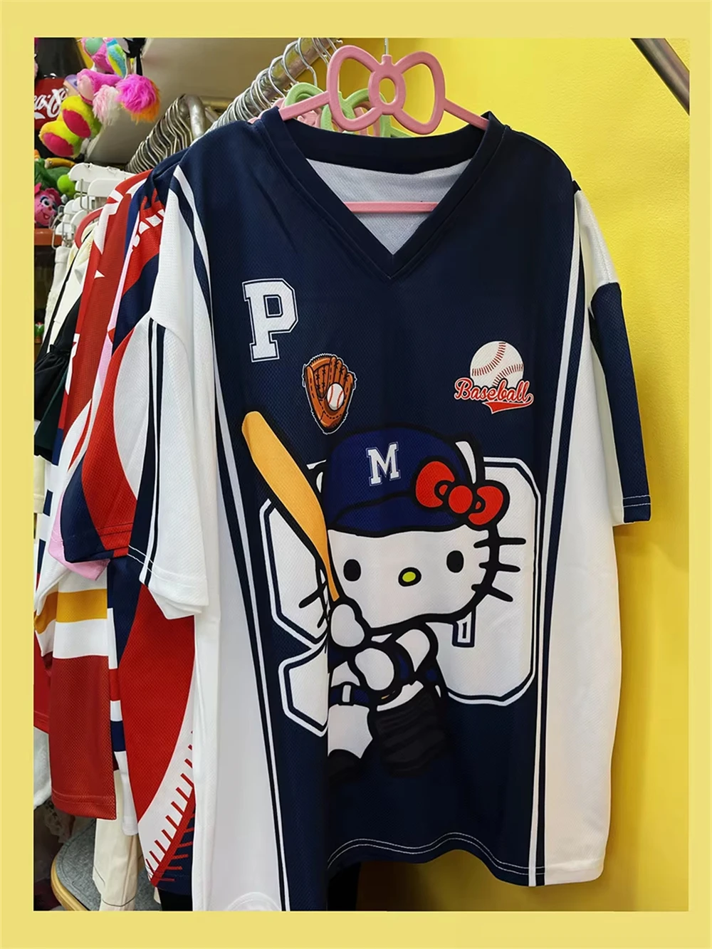 

MINISO новая спортивная одежда Sanrio HelloKitty & Kuromi, женская свободная повседневная легкая дышащая модная футболка с v-образным вырезом и коротким рукавом