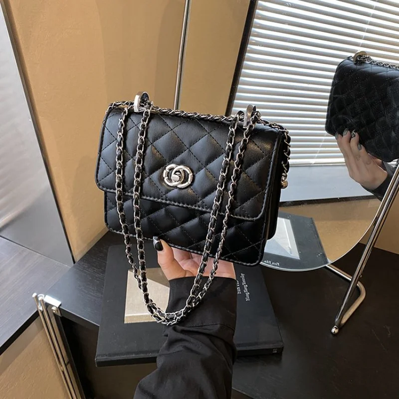 

Popular Tote Bag For Ladies, High-Capacity Leather Construction, Shoulder Carry Option, Famous Designer Aesthetic