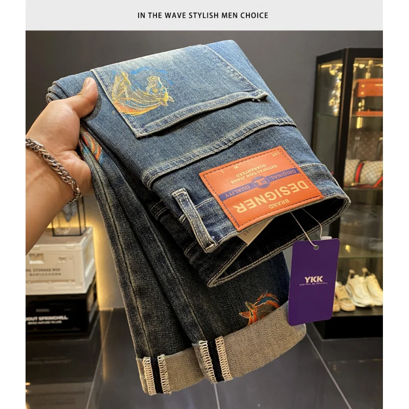 الخريف الجينز الرجال 2025 الاتجاه الجديد ضوء فاخر مطبوعة أقدام صغيرة الراقية مستقيم الساق السراويل المرنة غير رسمية