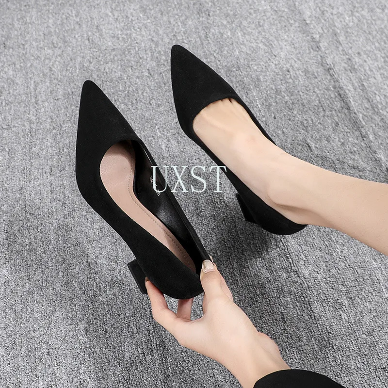 

Женские туфли на высоком каблуке, минималистичный дизайн, замшевые церемониальные туфли с острым носком для работы на грубом каблуке