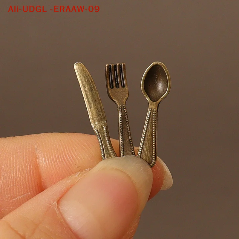 Decoração de Cozinha para Casa de Bonecas: Mini Conjunto de Prato, Faca, Garfo, Colher - 4 Peças, Acessórios de Mesa para Casa de Bonecas em Escala 1:12