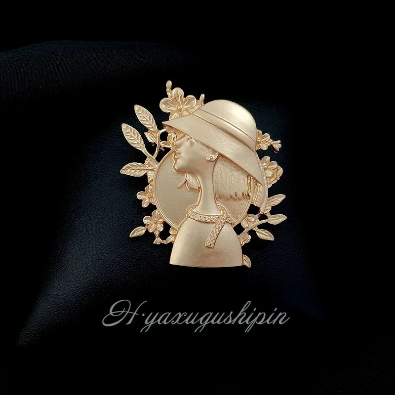 Palace style gold rudder brooch Lapel Badges Punk Jewelry Gift for Kids Friends