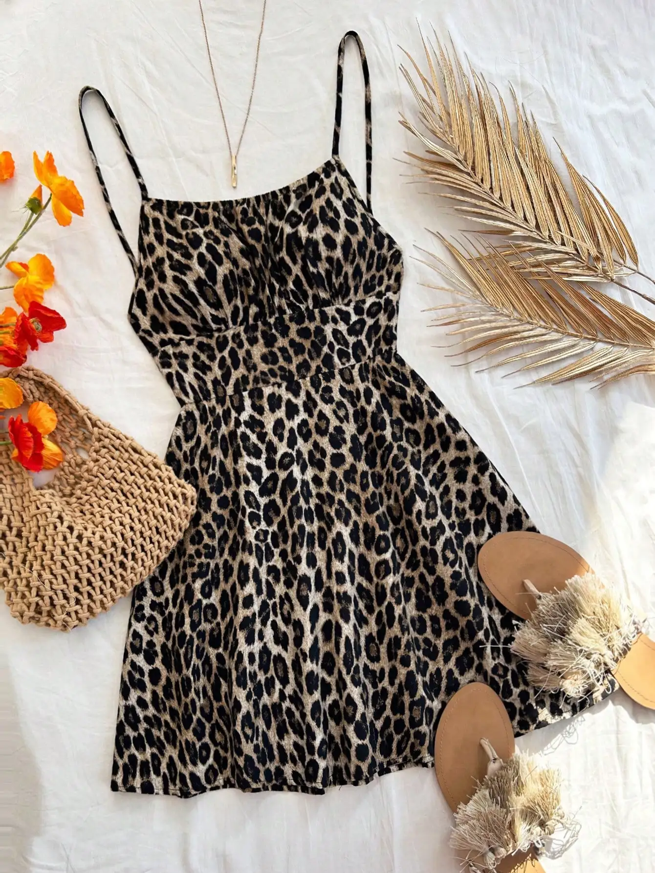 

Женское мини-платье с леопардовым принтом на тонких бретелях для повседневного уличного стиля или вечеринок