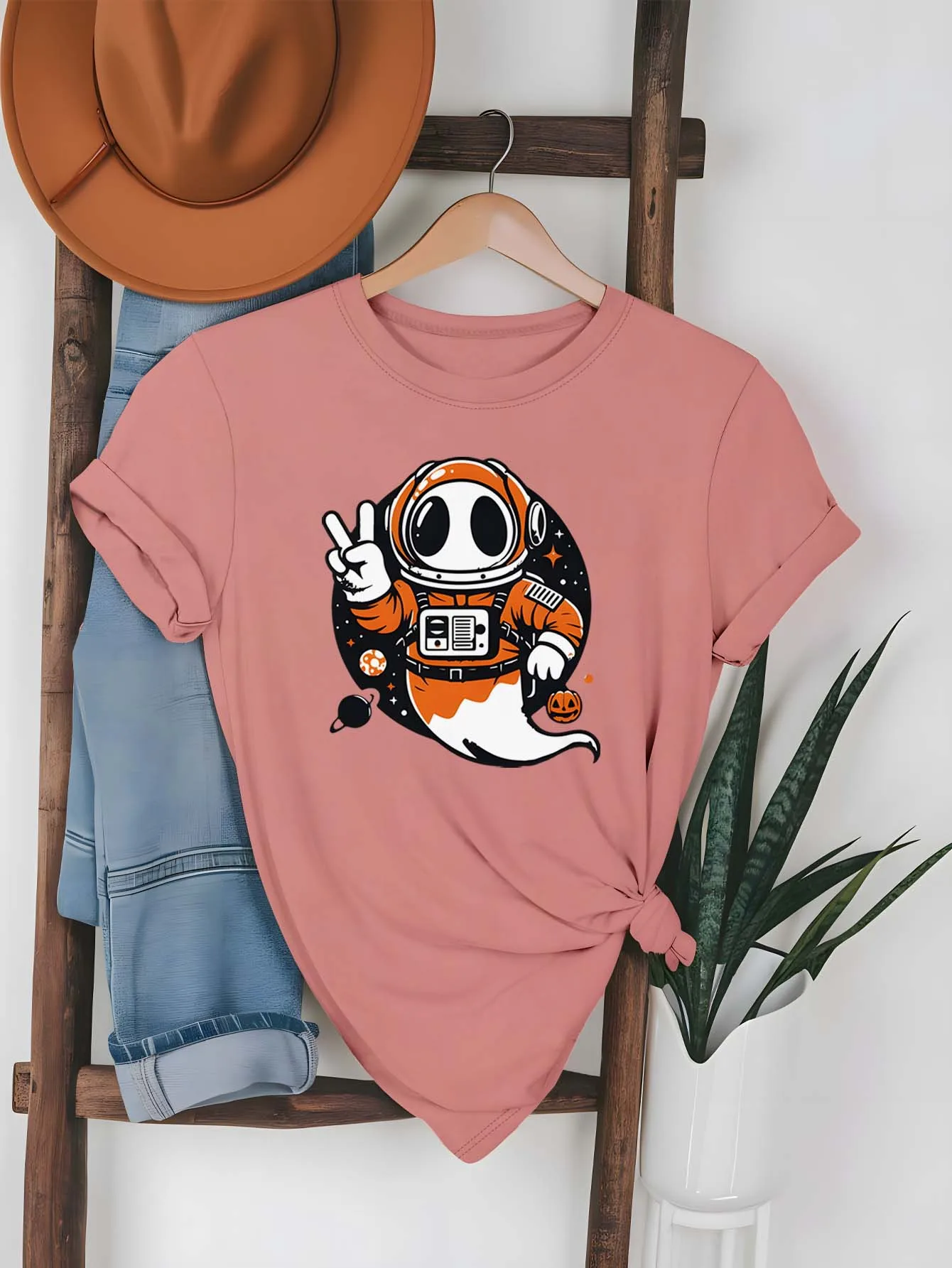 Petualangan Astronot Ukuran Besar Menanti dalam Kaos Grafis Perjalanan Luar Angkasa