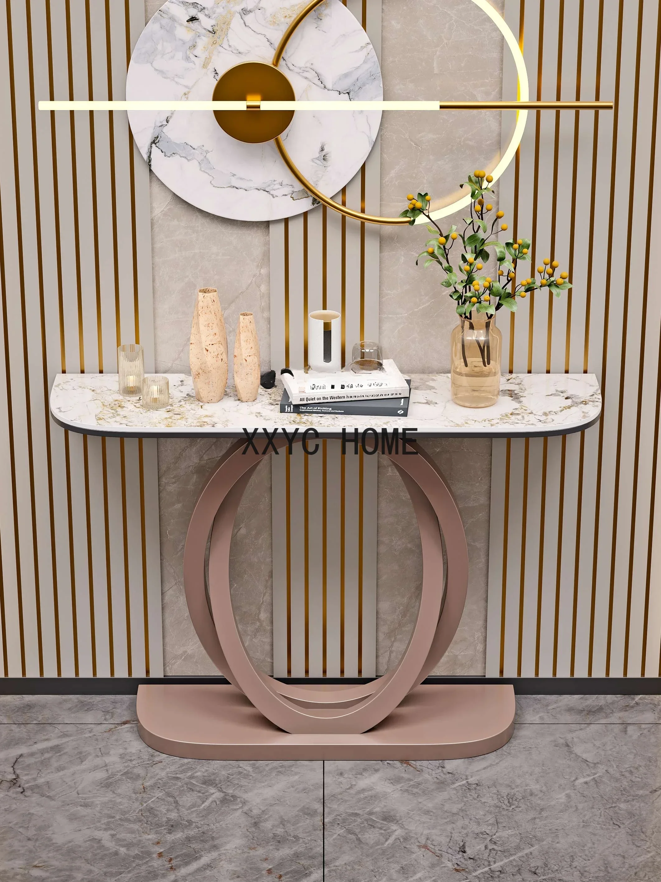 Galvanisierende Konsole aus gebürstetem Edelstahl, bogenförmige Steinplatte, schmales Gang an der Wand, Kuriositätenschrank, Seitenansichtstisch