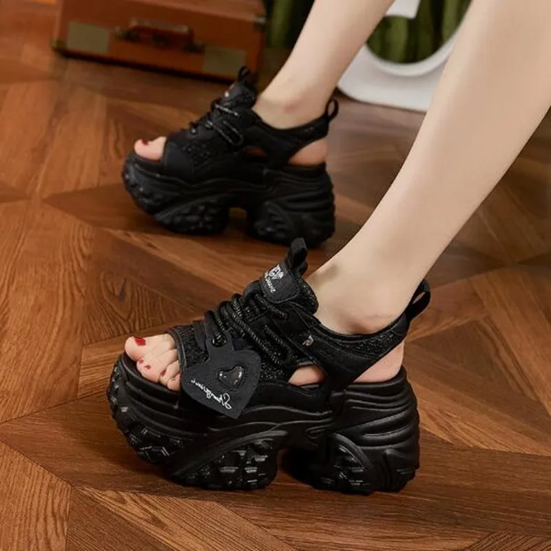 

Летние женские сандалии на высокой платформе, дышащие, сетчатые, на толстой подошве 9 см, с вырезами, с открытым носком, женские кроссовки-шлепанцы на танкетке