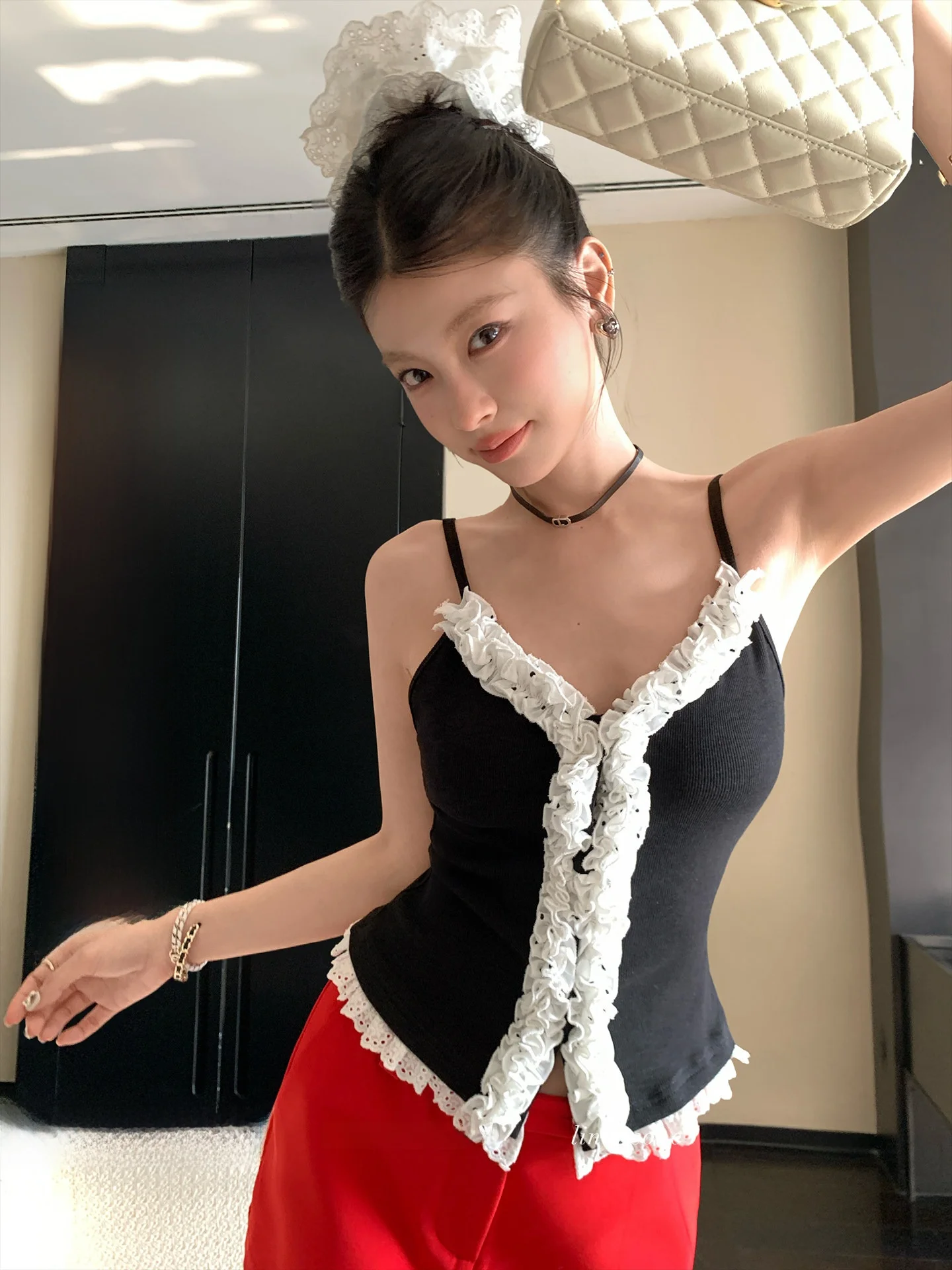 

Женская майка LIONE из смесового хлопка с V-образным вырезом, укороченная, облегающая, с кружевной отделкой в горошек, эластичными вставками, повседневная