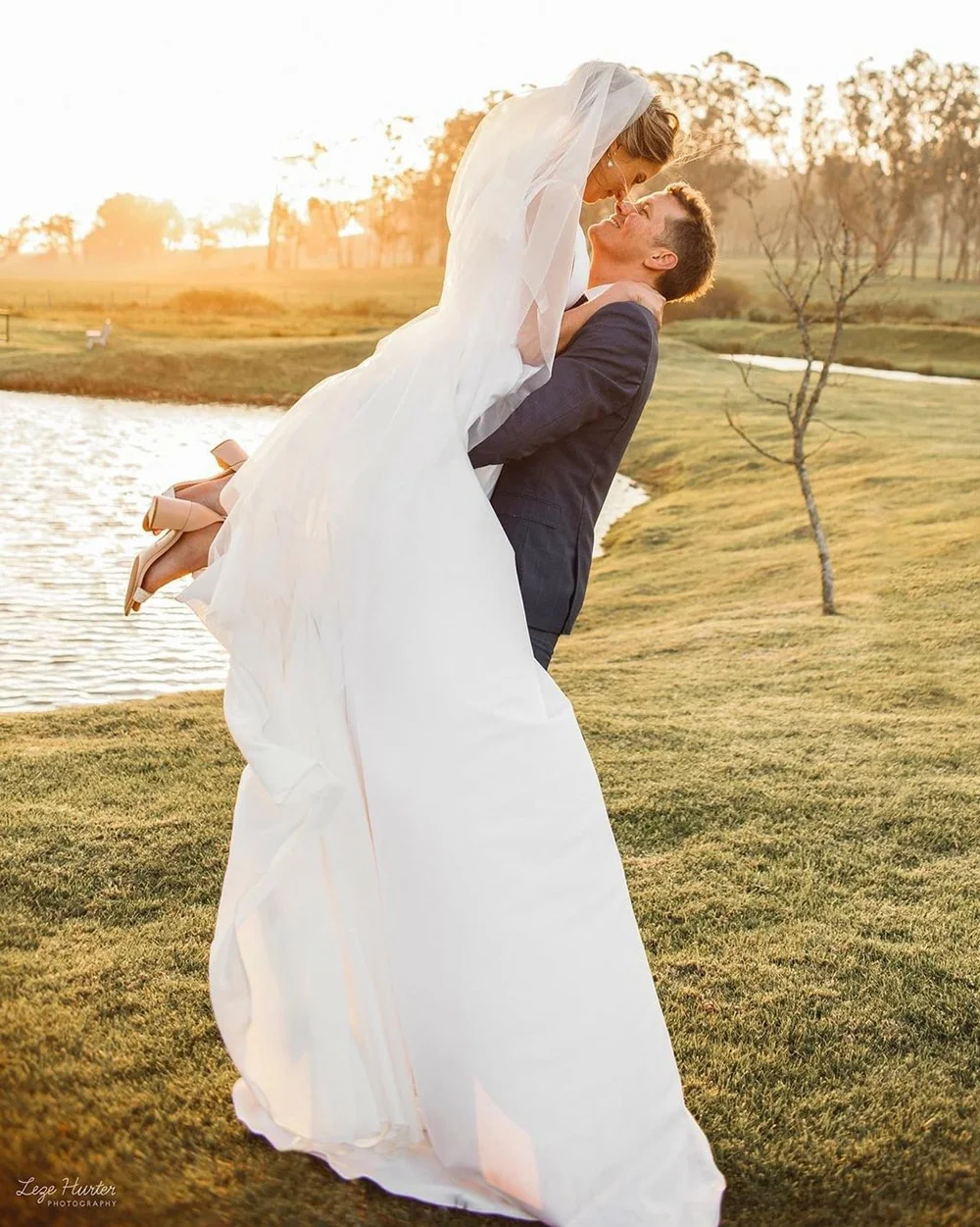 Vestidos de casamento civil 2025 noivas com decote em v uma linha elegante vestido de noiva sexy cinta de espaguete sem costas vestido de noiva personalizado