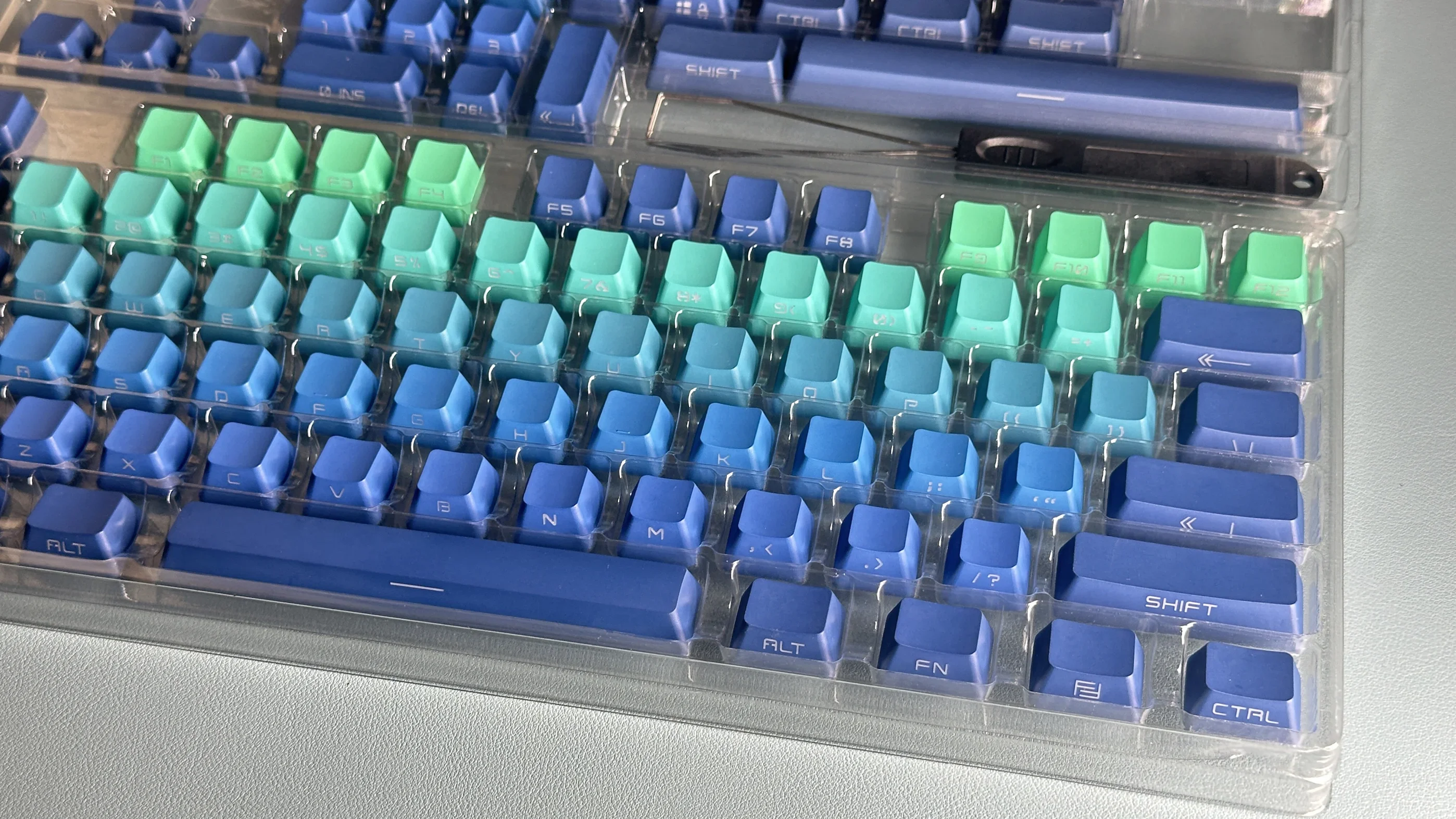 

Blue keycap translucent PBT side engraved OEM simple gradual change artist keyboard gift key