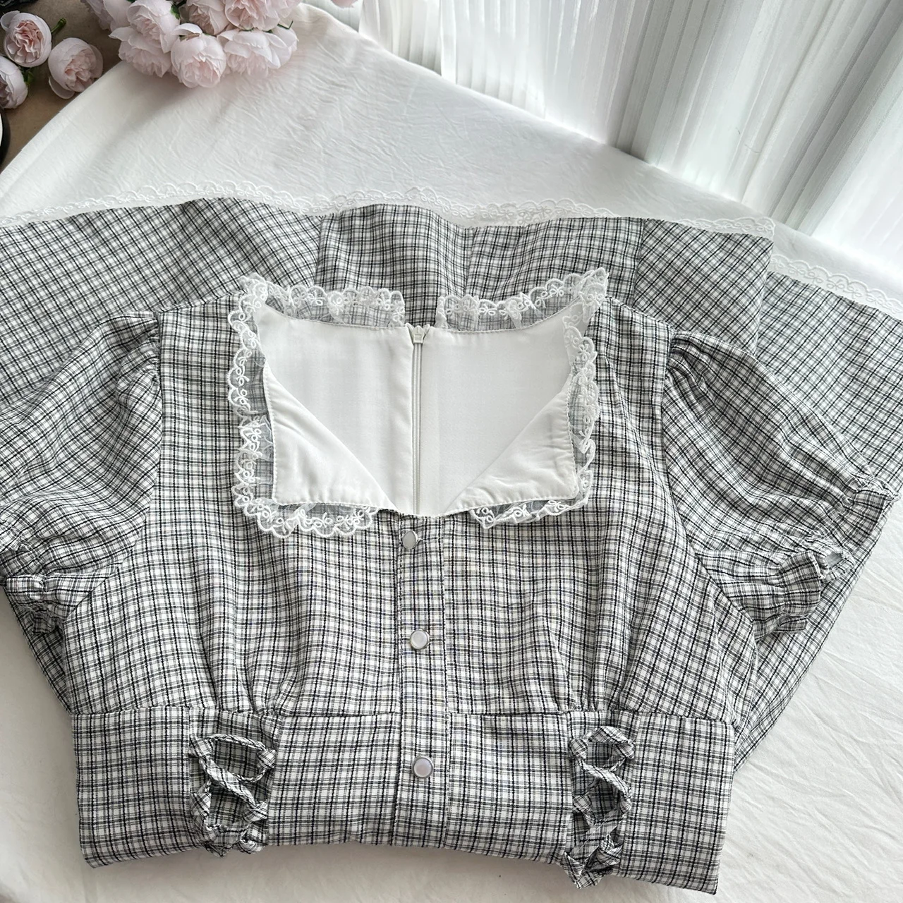 เดรสเชิ้ตลายสก็อตสไตล์ฝรั่งเศสย้อนยุคสำหรับผู้หญิง ฤดูร้อน เอวเข้ารูป แต่งลูกไม้ที่คอ แขนพองระบายชายกระโปรงสไตล์วินเทจหวานๆ รุ่นใหม่