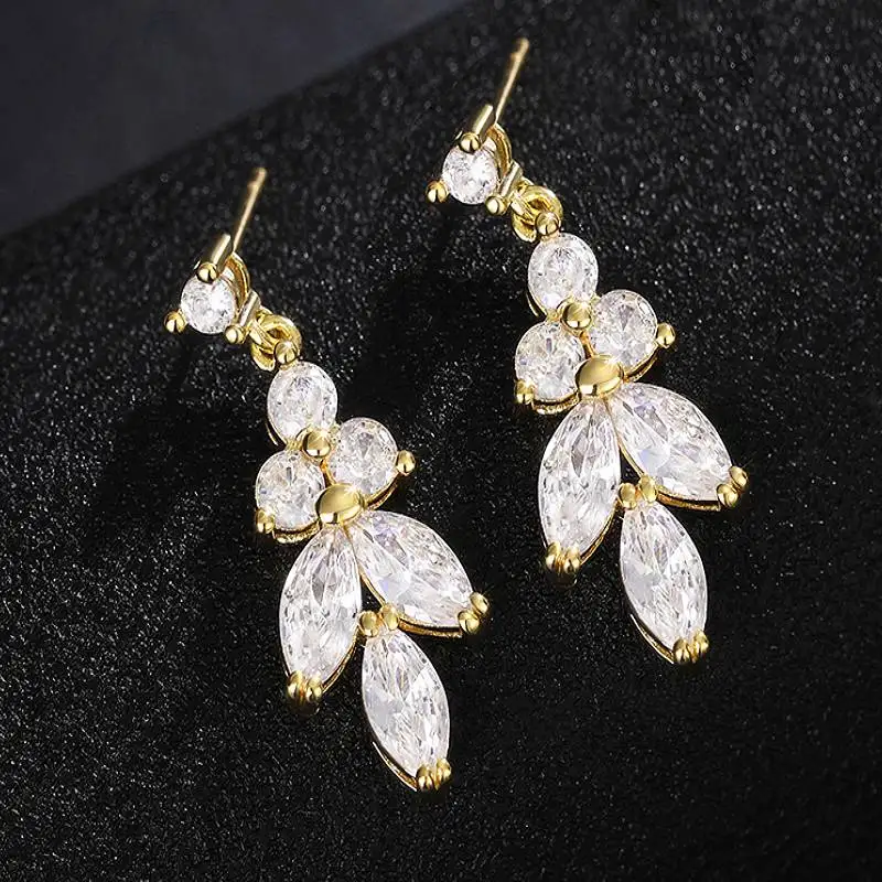 Huitan Tropfen-Ohrringe im frischen Stil für Damen, Hochzeit, Verlobung, Party, elegantes baumelndes Blatt-Design, Accessoires, Schmuck mit glänzendem CZ