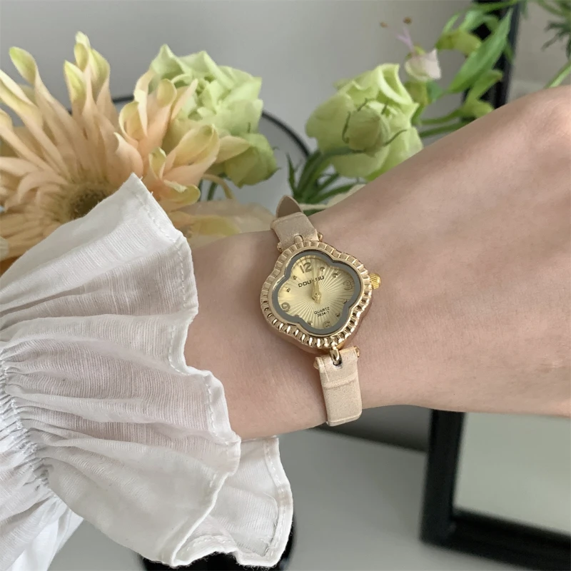 Simple perfume style four-leaf clover women watch female students retro exquisite niche senior sense of fine belt girls gift