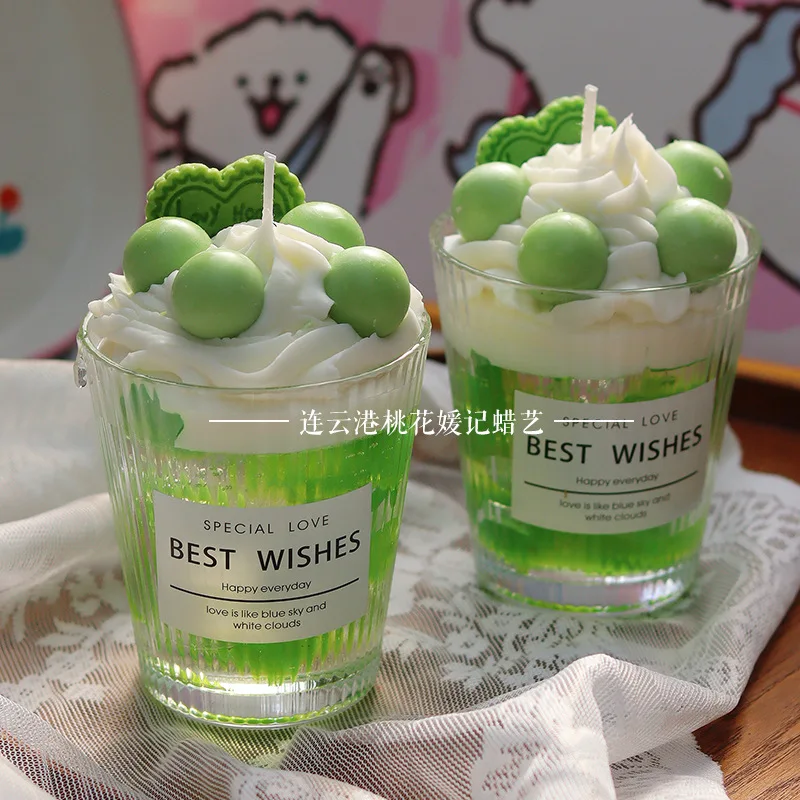 Vela perfumada con aroma a cítricos verdes para regalo. Vaso de cera simulado con forma de uva verde para té con leche, adornos atmosféricos