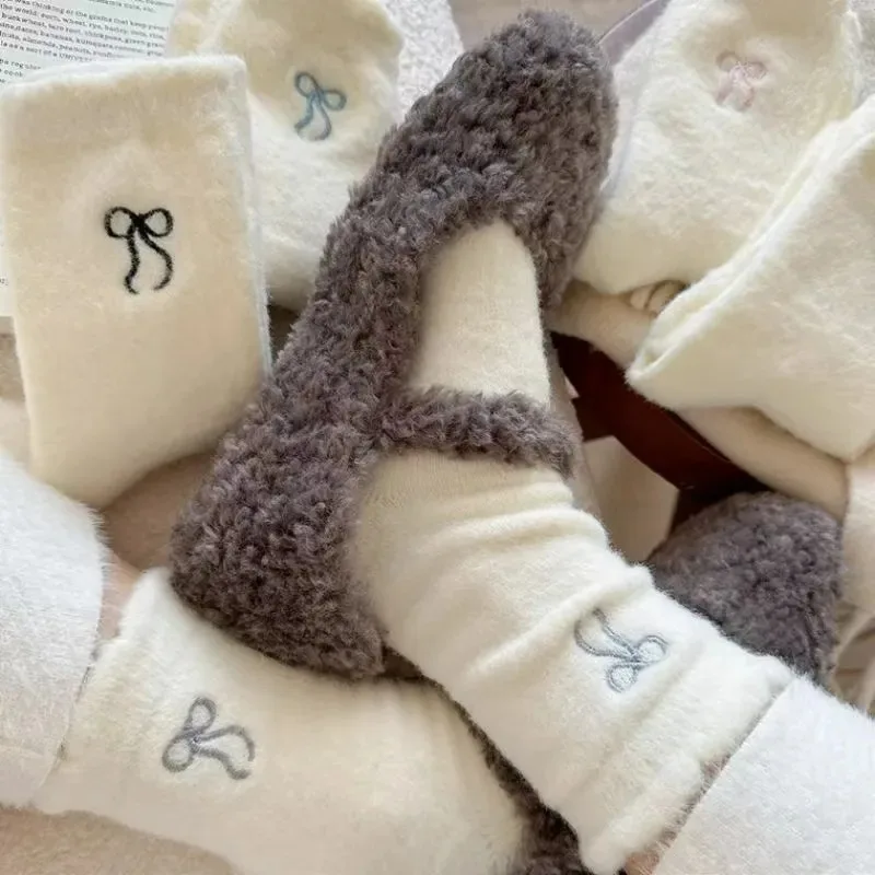 بسيطة جميلة مريحة شعر المنك المخملية الجوارب الخريف الشتاء الجوارب سميكة أفخم النوم الدافئ المنزل رقيق الأبيض الحلو القوس الجوارب