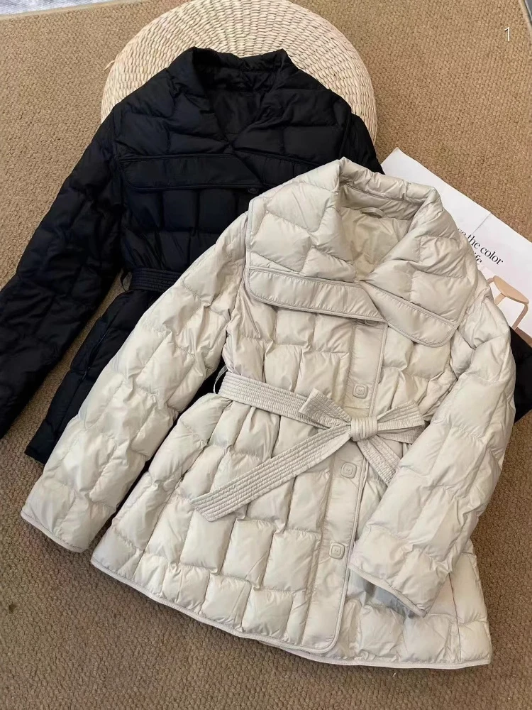 جديد 2025 معطف منتفخ على شكل بطة بيضاء شتوية للسيدات أنيقة بياقة كبيرة برباط علوي سترات عصرية متوسطة الطول سترة خارجية #1