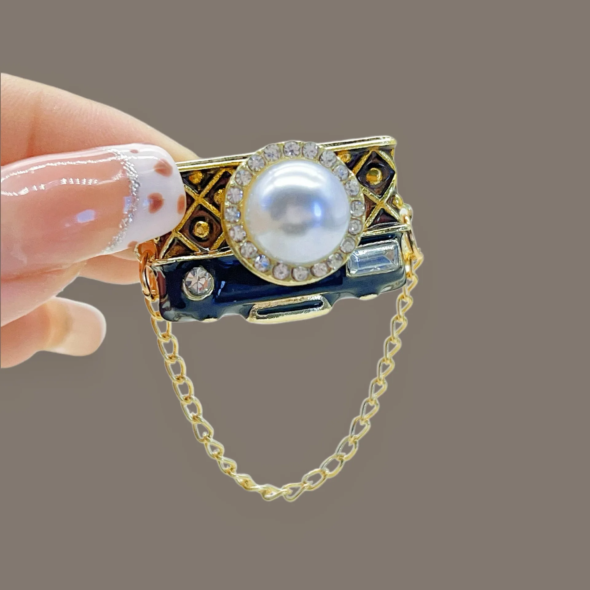 Brooch Pearl Camera Women Luxury Delicate Niche Alloy White Silver Lightweight Anti Exposure Clothing Pin for Suit Coat Party