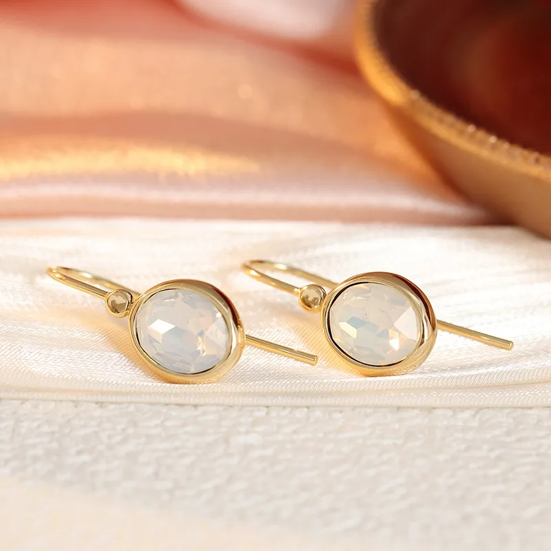 Vintage Ohrringe mit eingelegten weißen Steinen für Damen, trendige goldfarbene geometrische Ohrringe für den Alltag, Party-Schmuck, Jubiläumsgeschenk – Detail 4