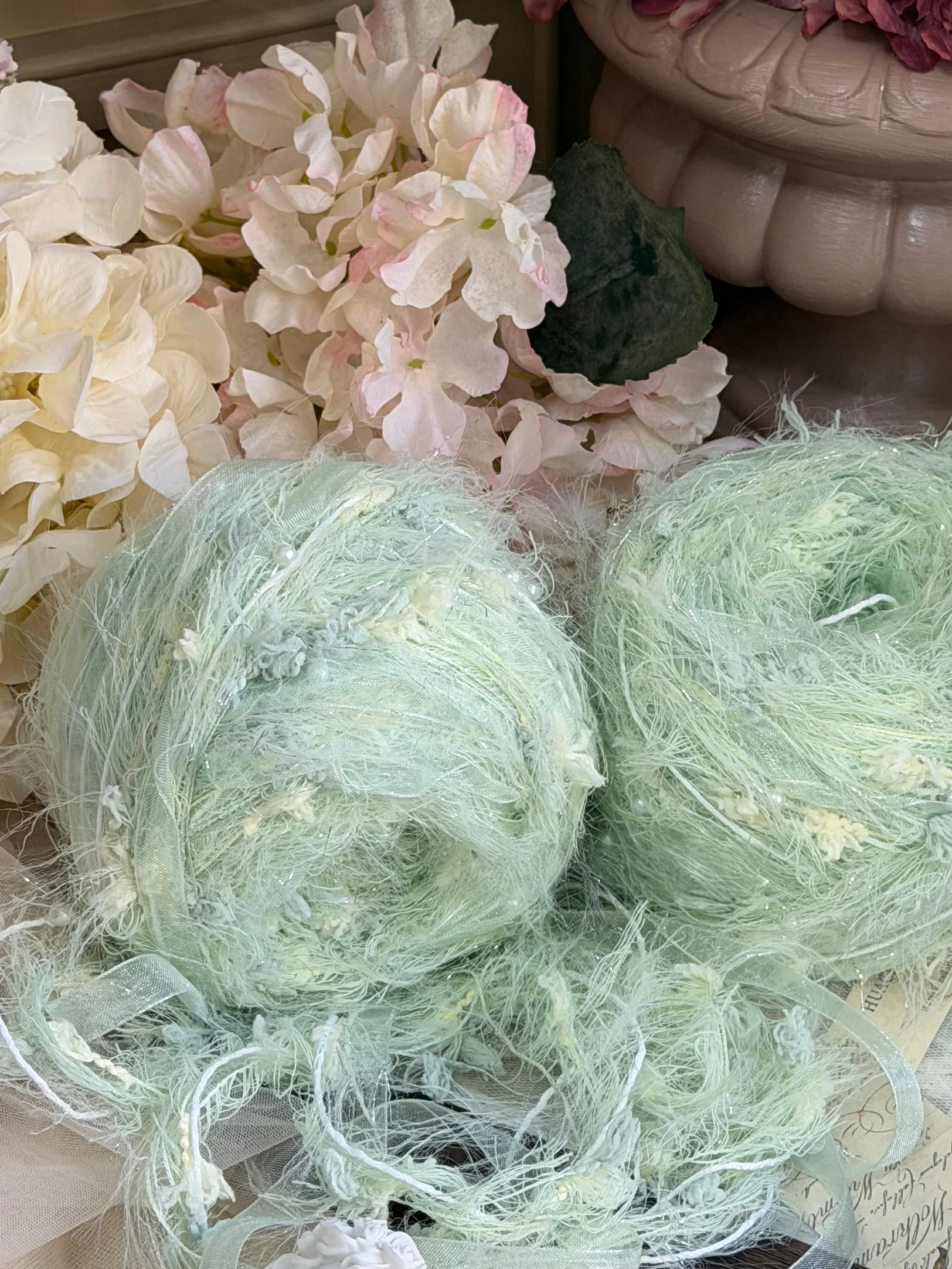 bolsa-de-croche-artesanal-diy-com-fita-de-perolas-e-design-de-flor-de-oliveira-ideal-para-entusiastas-de-artesanato