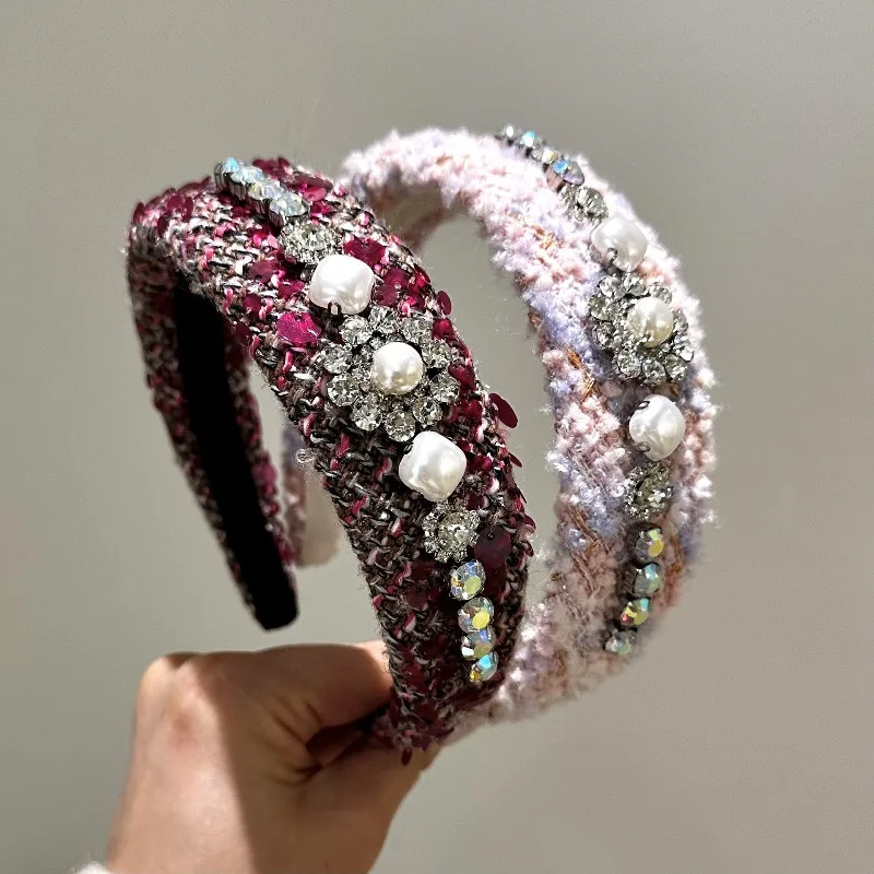 

Chanel-style crystal pearl headband—French retro lady vibe, perfect for Qingshan District women’s outings, versatile accessory.