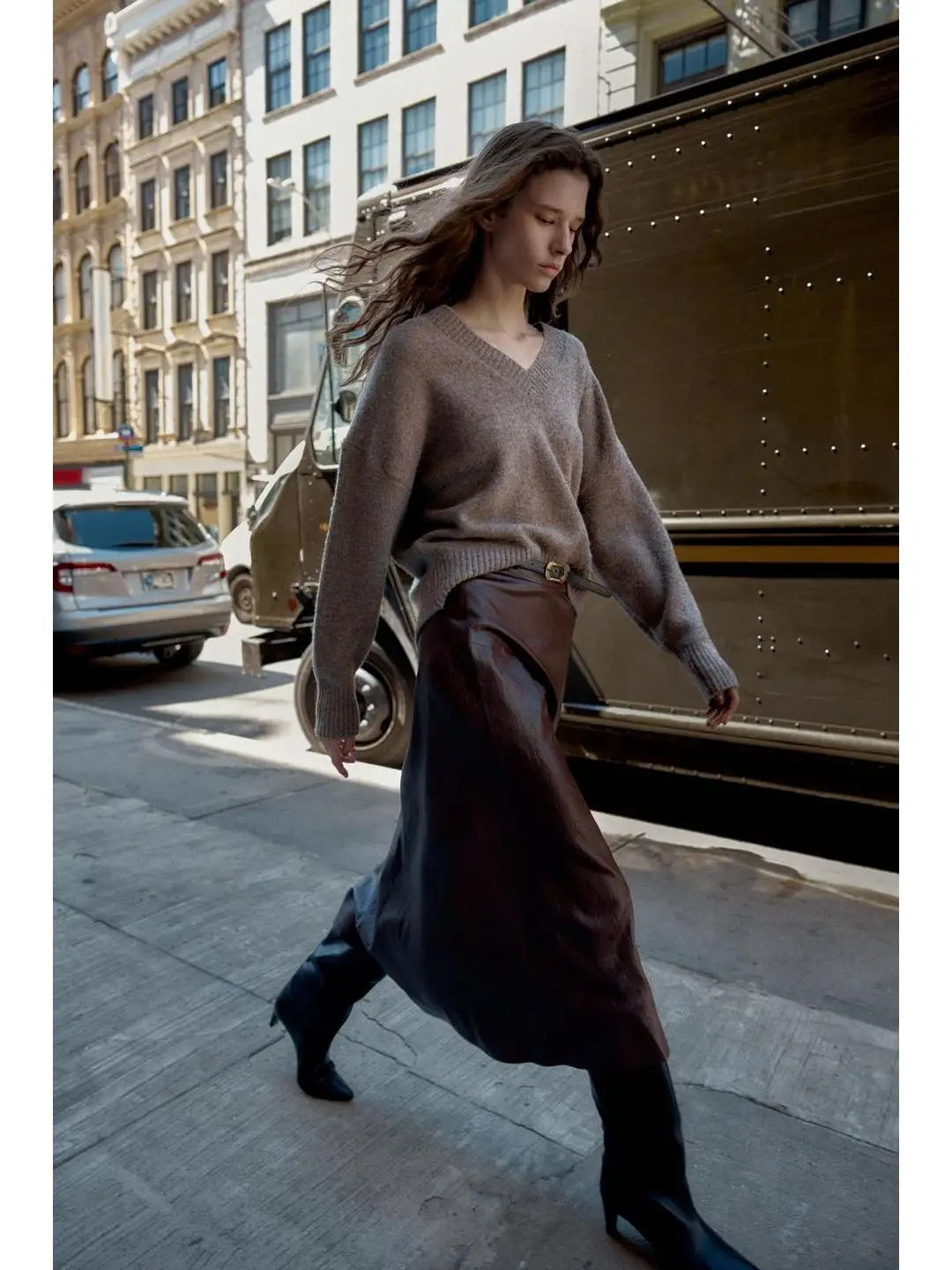 

Кожаная юбка с высокой талией и поясом. Ранняя осень. Универсальный плиссированный эффект. 25-летняя женская юбка-трапеция.