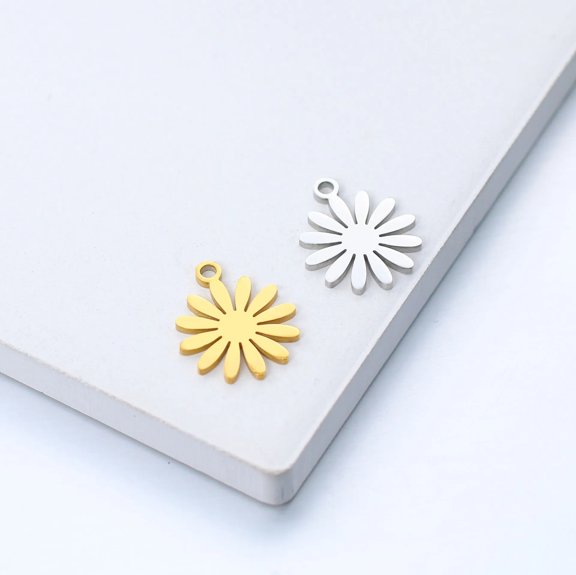 DOOYIO 5pcs/Lot Stainless Steel Mirror Polish Daisy Flower Charm Sunflower Pendant DIY Jewelry Necklace Accessories