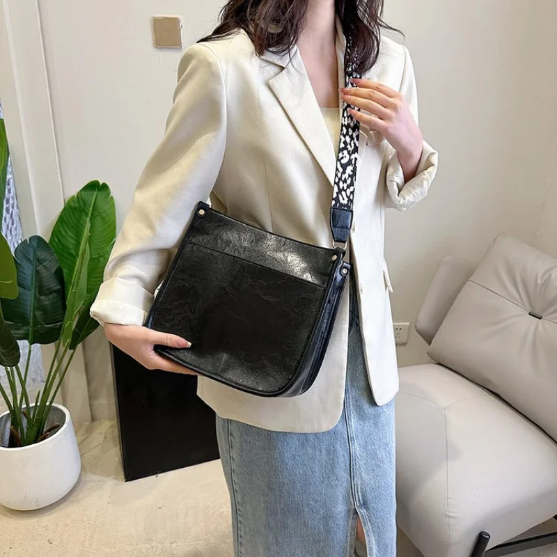 

Top-Tier Women's Messenger Bag Made Of Serval-Print Leather Boasting Trendy Chiang Mai Neat Spacious Daily Look​