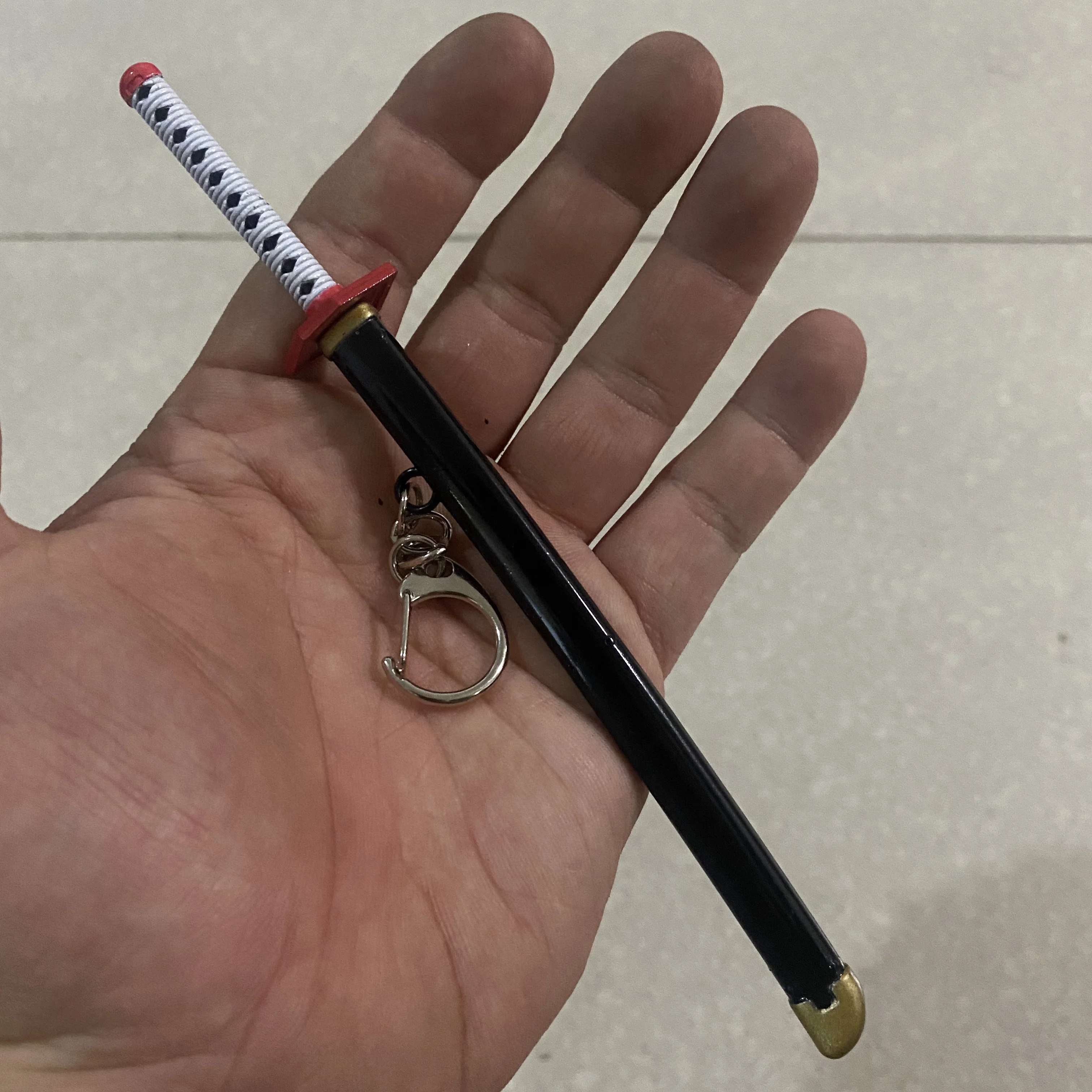 Mini Katana de 1/6, Arma de Demonio Giyuu, 17 cm/6.7 pulgadas, Modelo de Espada Negra para Cosplay, Llavero, Anillo, Regalo
