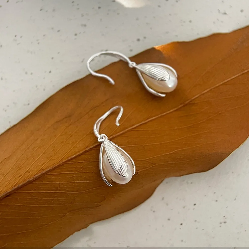 女性のための羽の形をした非対称の溶岩イヤリング,不規則なマグノリアフラワーバッド,ヒップホップイヤリング,ファッション