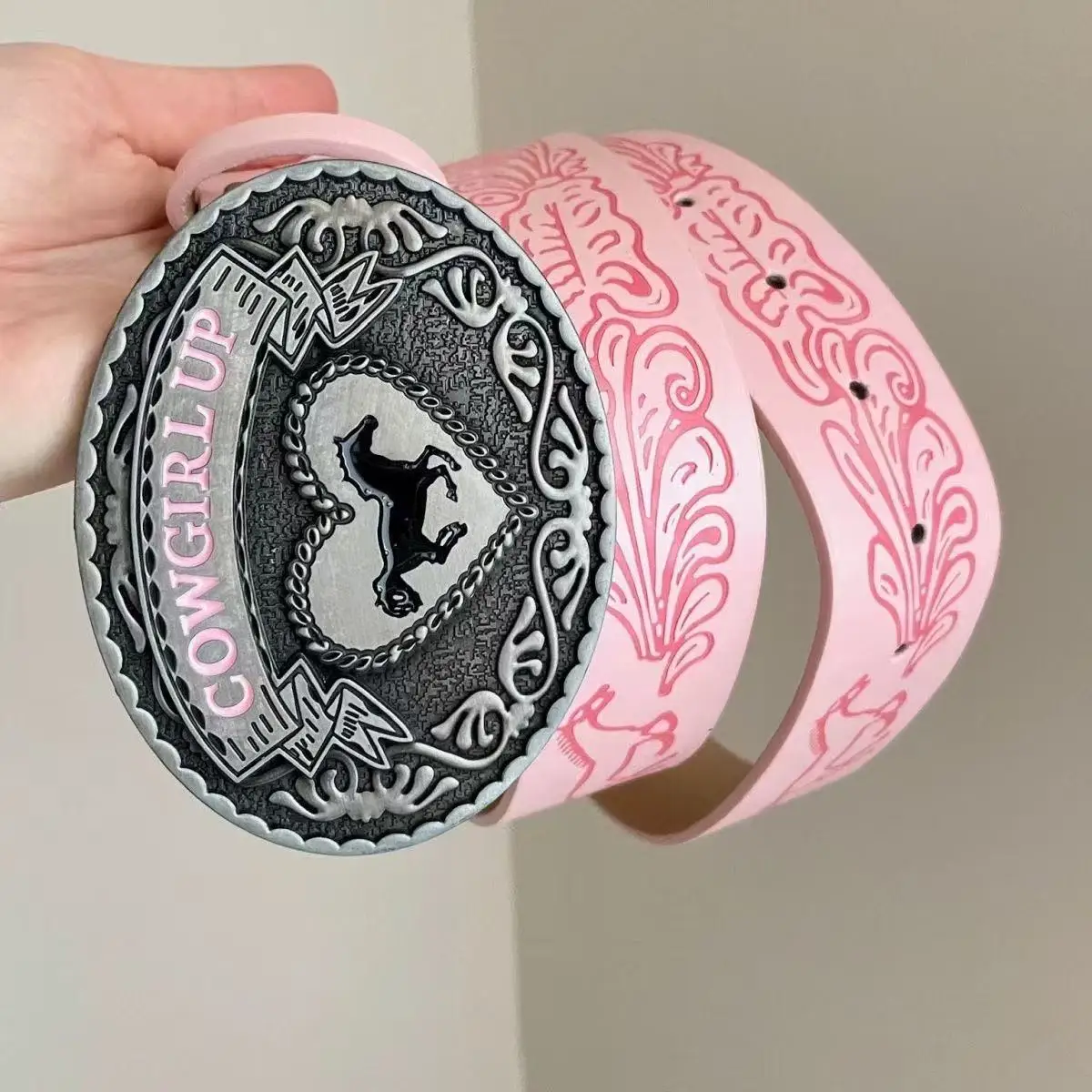 cinto-de-couro-rosa-estilo-y2k-com-fivela-oval-e-decoracao-de-cavalo-em-coracao-cinto-fashion-para-mulheres-com-jeans