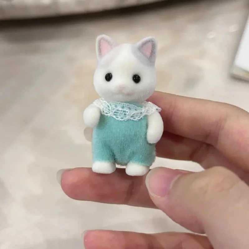 Disponibile Sylvanian Families Latte Cat Family Set Scenario Doll Anime Girl Giocare a casa Giocattoli Decorazione della stanza Regali di compleanno per bambini