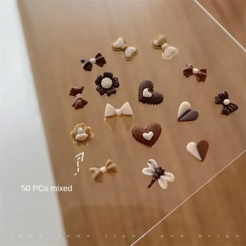 ตกแต่งเล็บเจาะน่ารักหลายสี Maillard การออกแบบที่ไม่ซ้ํากันวัสดุเรซินคุณภาพสูงขายส่งอุปกรณ์เสริมเล็บ