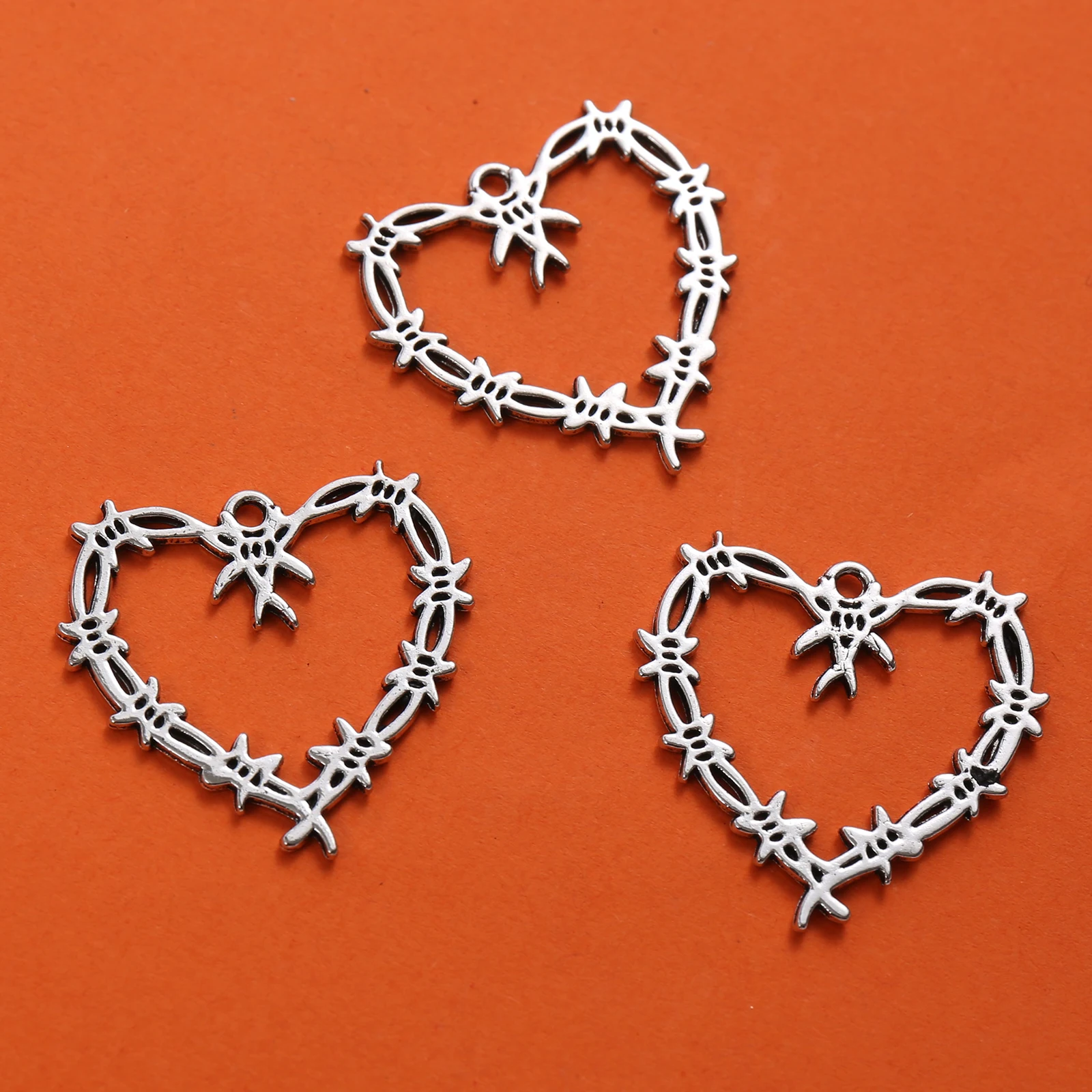 8 Pieces of Vintage Handmade Accessories, Hollow Thorn-Patterned Heart-Shaped Single-Circle Handmade Small Items, Suitable for DIY Bracelets, Necklaces, and Earrings, Vintage Niche Style Jewelry DIY Basic Handmade Materials