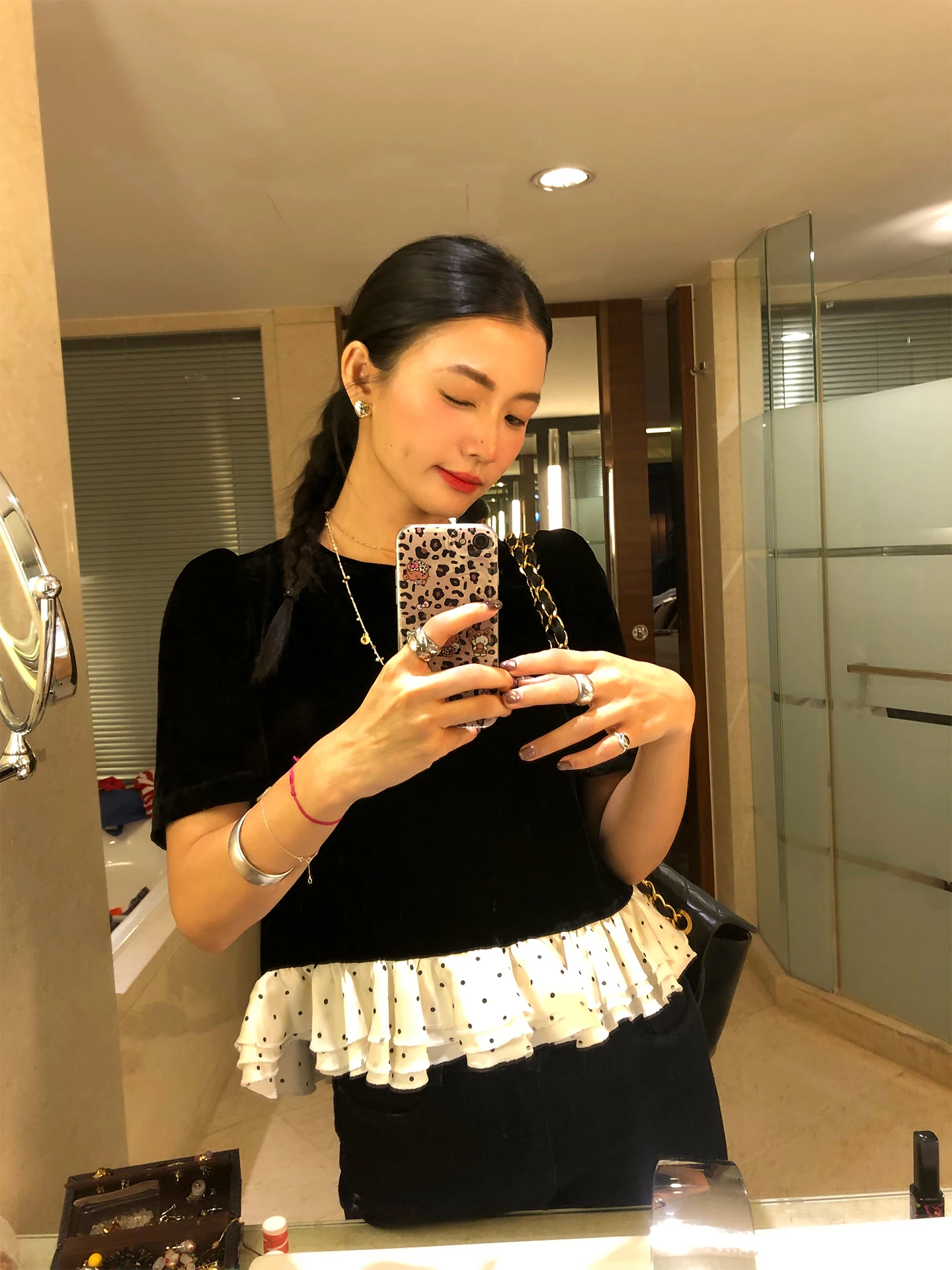 

Ladies Black Velvet Short Sleeve Shirt Autumn New Style Chic Hong Kong Style round Neck Pullover Color Fashionable Wome...
