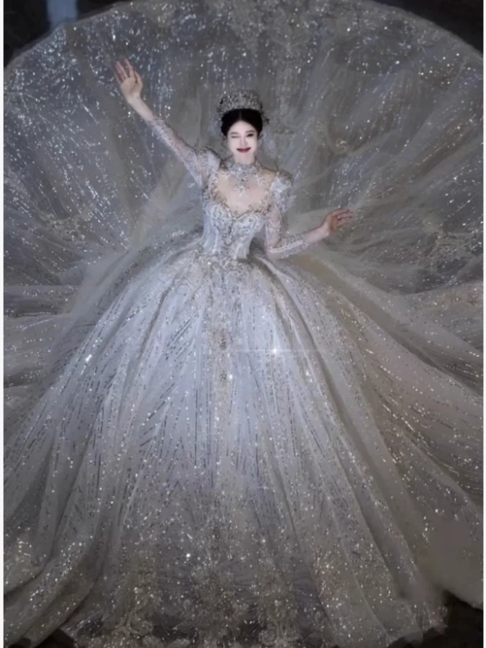 

Luxurious Sparkling Lace Crystal Bead Decoration Wedding Dress Sexy High Collar Long Sleeve Auditorium Bridal Dress Customized