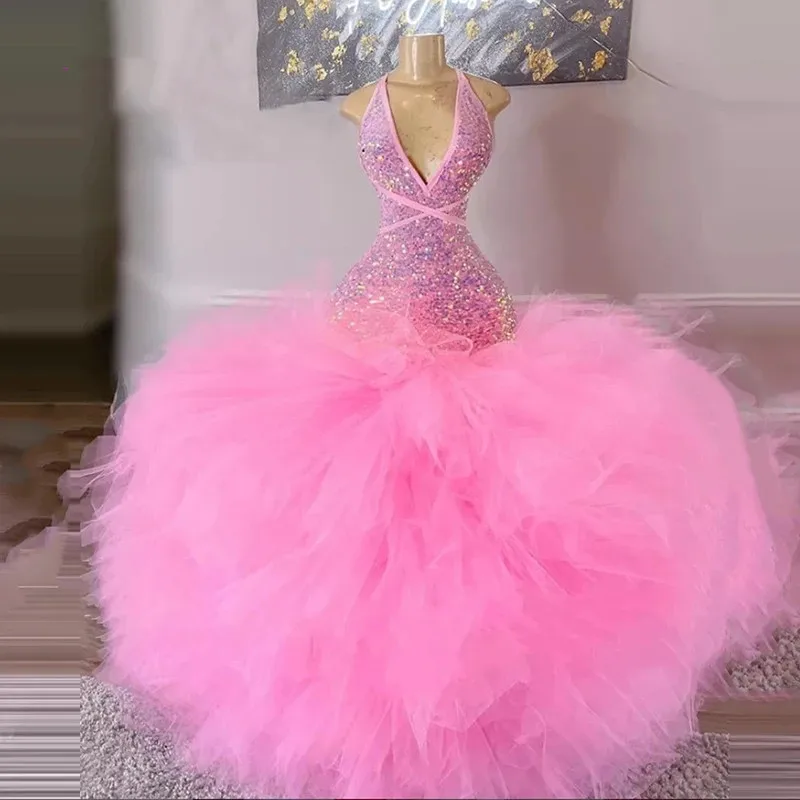 Süßes rosa Ballkleid-Abschlussballkleid für schwarze Mädchen, Neckholder, Rüschen, Pailletten, Abendkleid, sexy, rückenfrei, Geburtstagsfeier, individuell gestaltet 2023