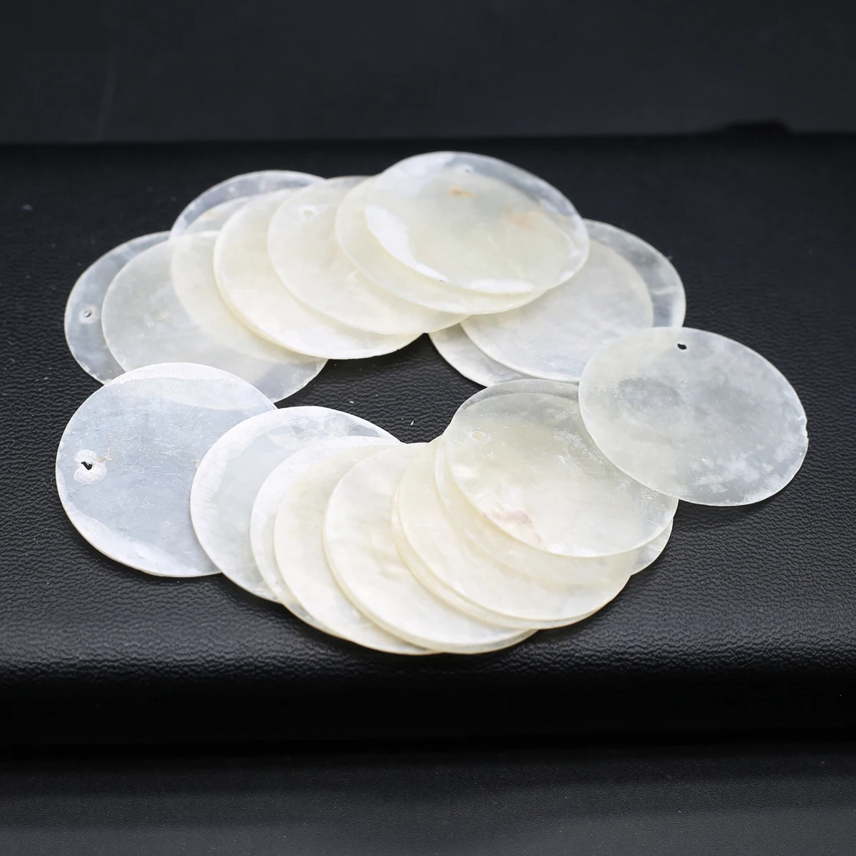 20Pcs Natural Shell Beads Pendant Round Disc Mother of Pearl Shell Charms for Jewelry Making DIY Necklace Earring Accessories