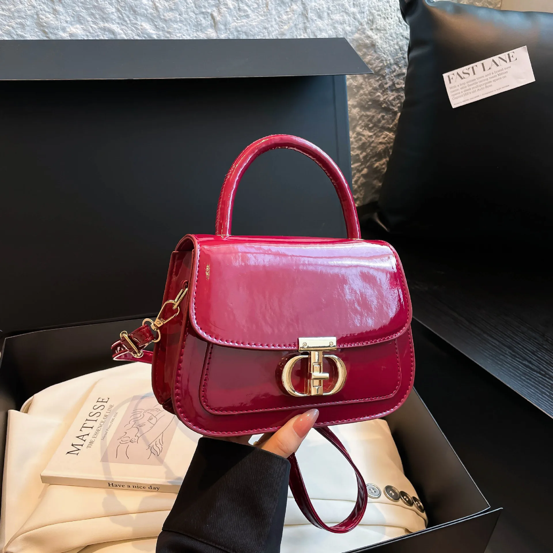 Новинка 2023 года, женская роскошная маленькая квадратная сумка через плечо с замком, вместительная сумка через плечо с регулируемым ремешком для поездок на работу и ежедневное использование