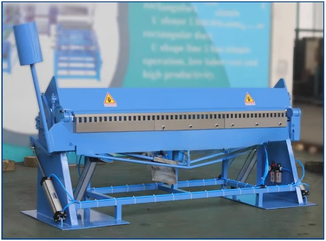 Mała, prosta, pneumatyczna, zwykła maszyna do składania płaskiego, z półzębami, do produkcji rur kwadratowych, z ręcznym sterowaniem.