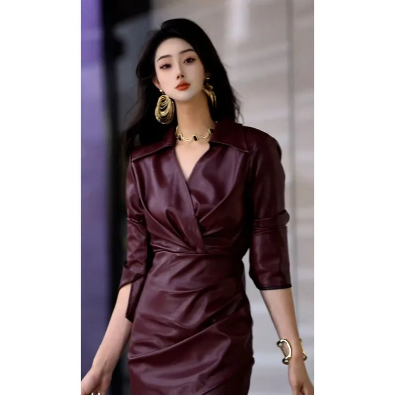 Elegante high-end herfst/winter 2025, nieuwe damesjurk met V-hals, geplooid en nauwsluitend tailleontwerp, Ankela rode afslankjurken