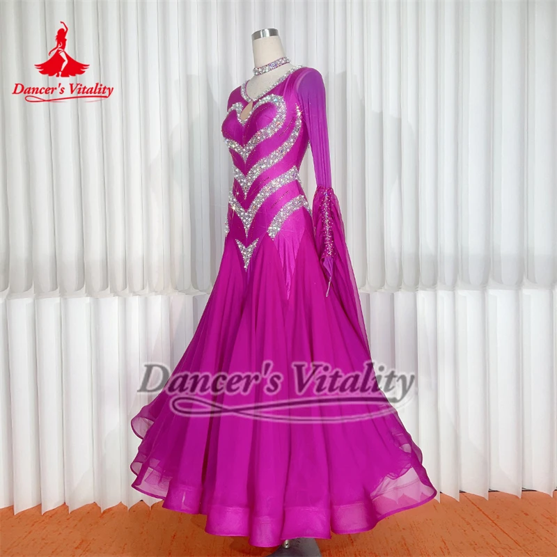 ชุดเต้นรำบอลรูมแขนยาวสีม่วงแดงหรูหราประดับด้วยคริสตัล AB สำหรับเต้นวอลซ์ ฟ็อกซ์โทรต์ ควิกสตีป  แบบสง่างามสำหรับนักเต้นขั้นสูง  รับสั่งตัดตามแบบ
