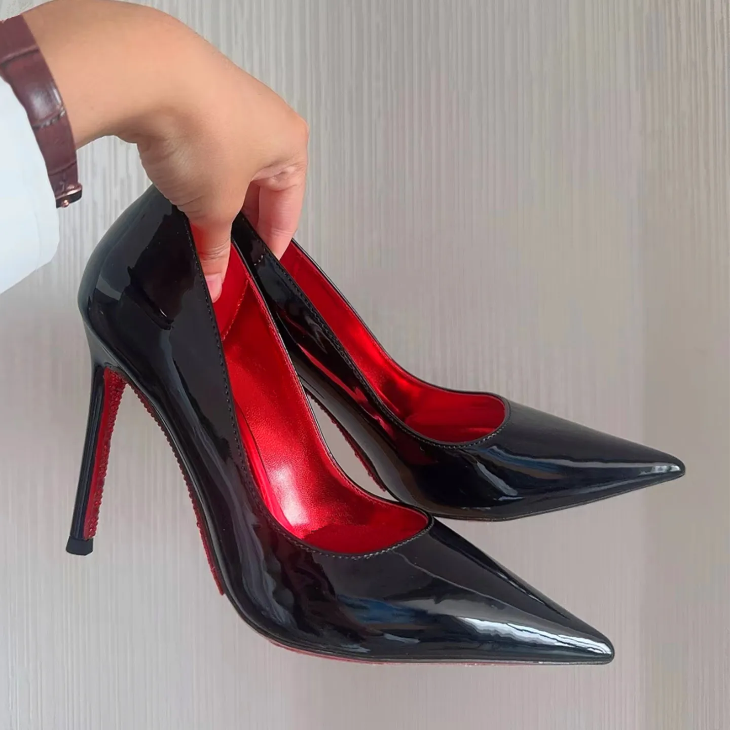 escarpins-a-talons-hauts-avec-semelle-rouge-et-strass-brillants-bout-pointu-en-cuir-verni-noir-style-sexy-et-elegant-pour-femme-10-cm-chaussures-simples-mode-feminine