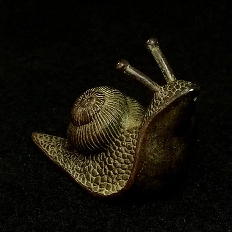 YIZHU CULTUER ART Size 3.8 x 2.8 cm Old Chinese Bronze Carving Snail Figurine Statue Pendant Decoration Collection