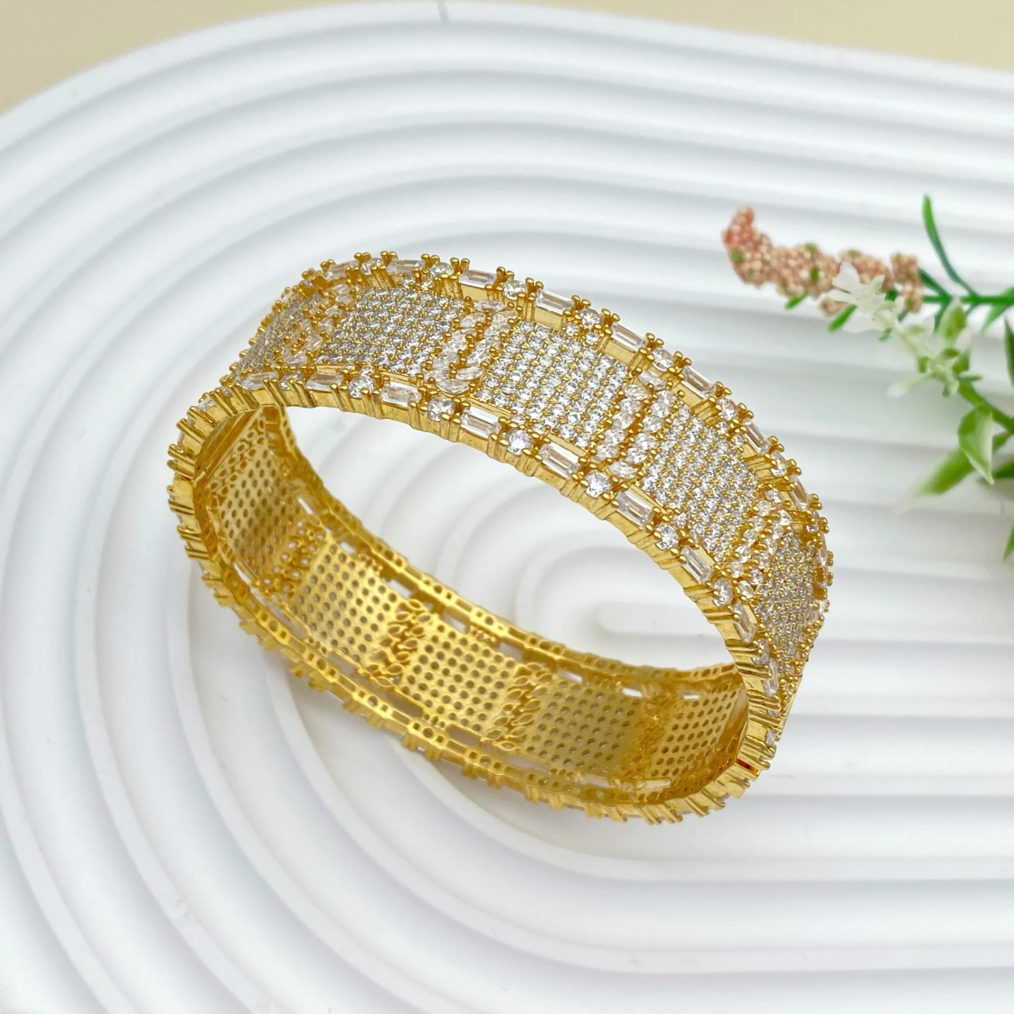 

JRH Премиум позолоченный циркониевый браслет женский прямоугольный полый дизайн офисная одежда ювелирные изделия для профессиональных женщин