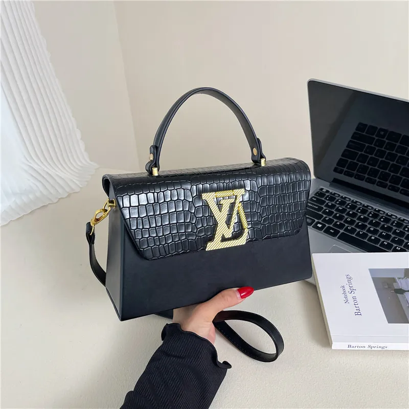 

Модная женская сумка через плечо 2025 года — большая вместимость, глянцевая кожа с буквенным принтом, регулируемый ремешок для ежедневного использования