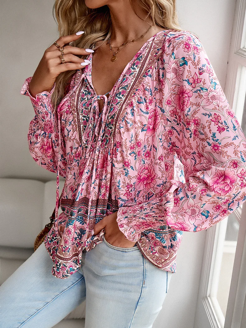 Sommerliche Damen-Chiffonbluse mit Print, elegantes V-Ausschnitt-Langarmshirt, ungeöffnete Vorderseite, Freizeitbluse – Detail 3