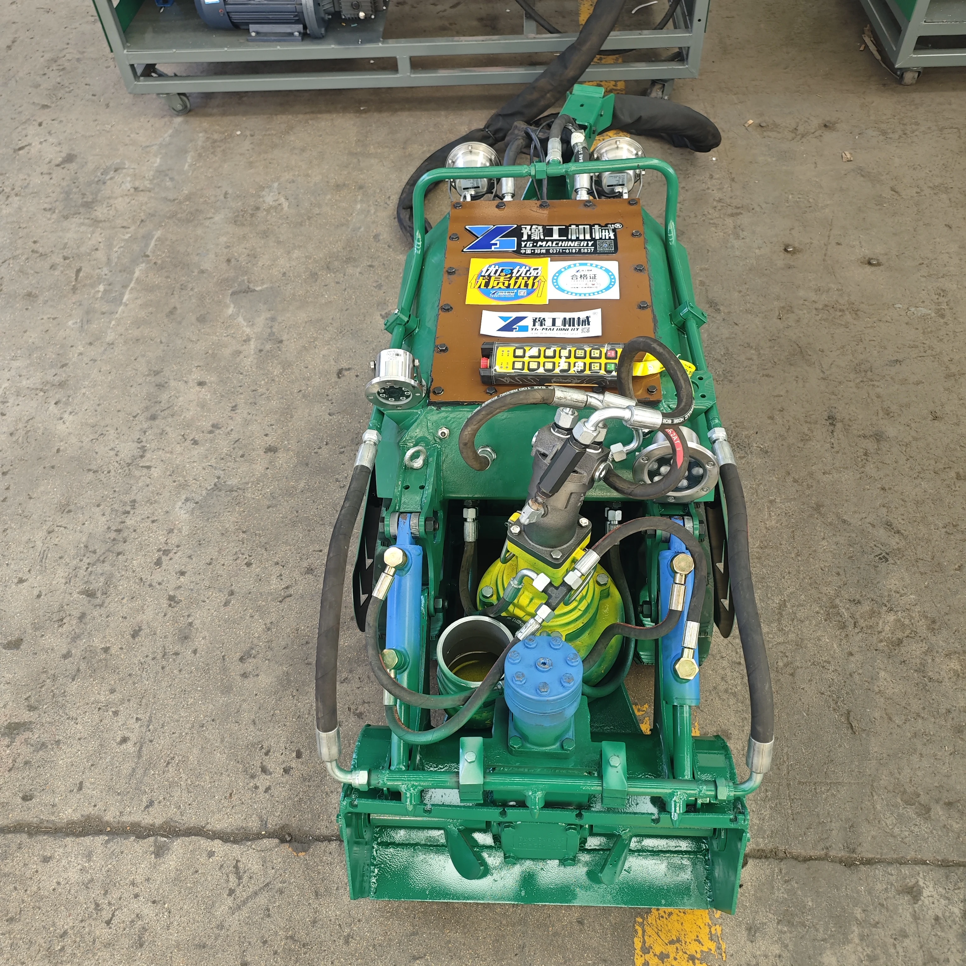 روبوت تنظيف الحمأة الكهربائية مع هيكل المسار المطاطي للبرك والبحيرات وحمامات الصرف الصحي ونظام التجريف للتحكم عن بعد تحت الماء