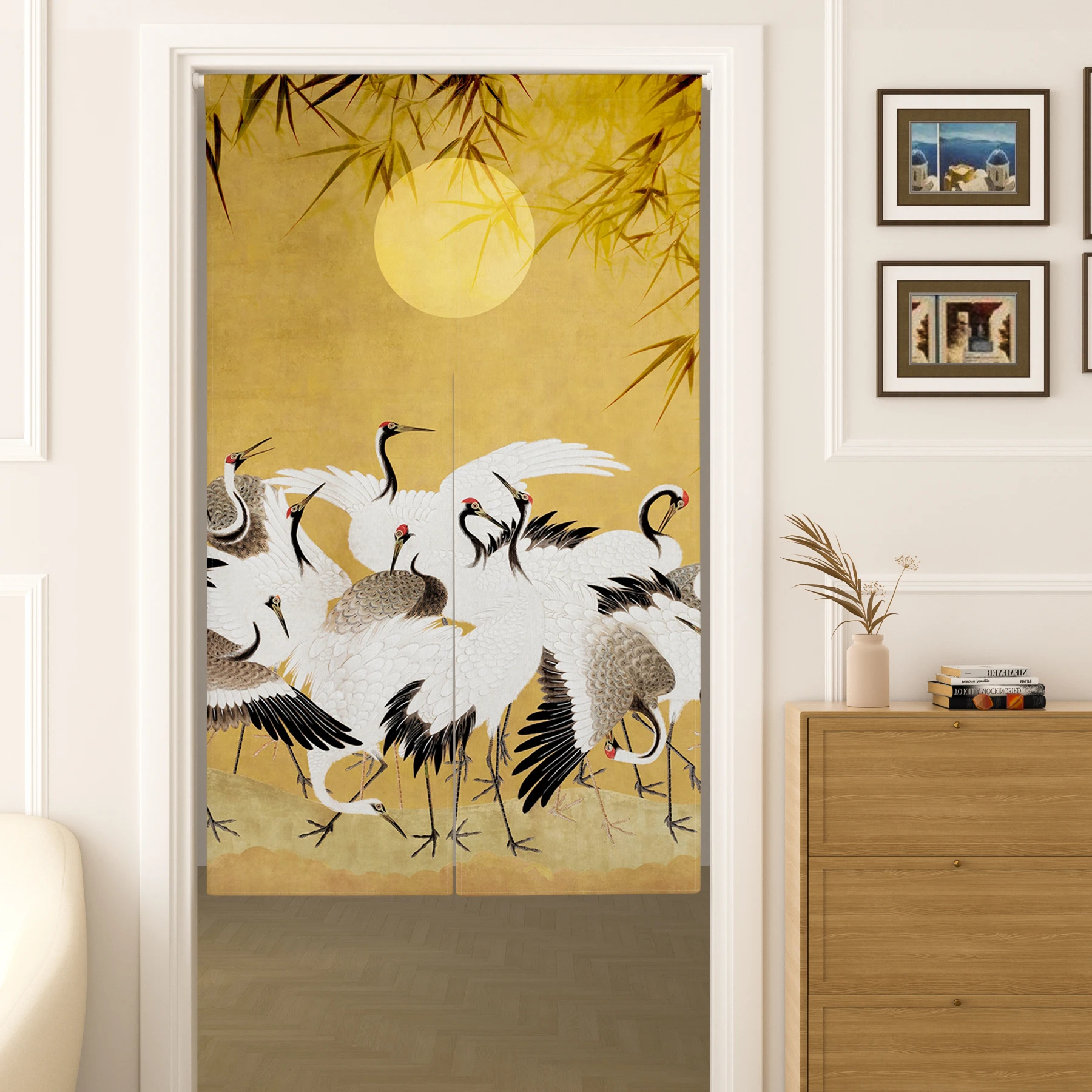

Японская дверная штора с традиционным дизайном: красный журавль, луна, горы, вода. Декор для гостиной, символ долголетия.
