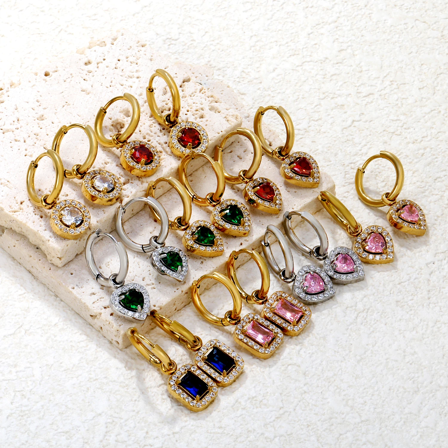 Retro Funkelnde Strass-Herzförmige Creolen Damen Edelstahl Luxuriöse Ohrclips Farbiger Zirkon Hochzeitsgeschenk