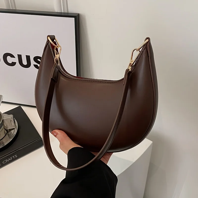 

New Fashionable High-end Moon-shaped Baseball Bag, Showing Luxury, Women's Single Shoulder Bag