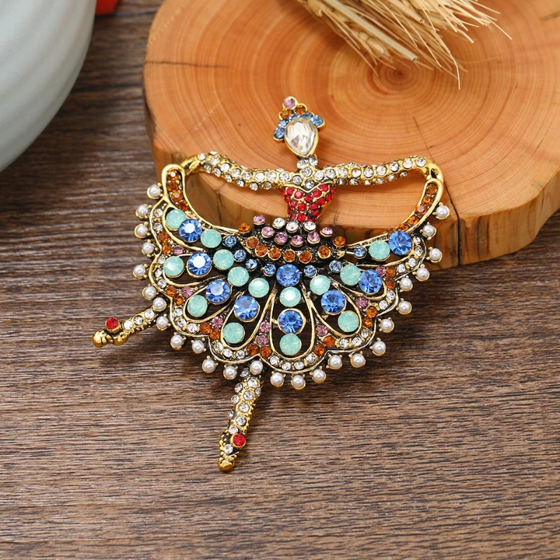 Exquisite brooch, vintage, elegant, fashionable, classic-themed women's jewelry, a perfect choice for outfits, ideal as a gift
